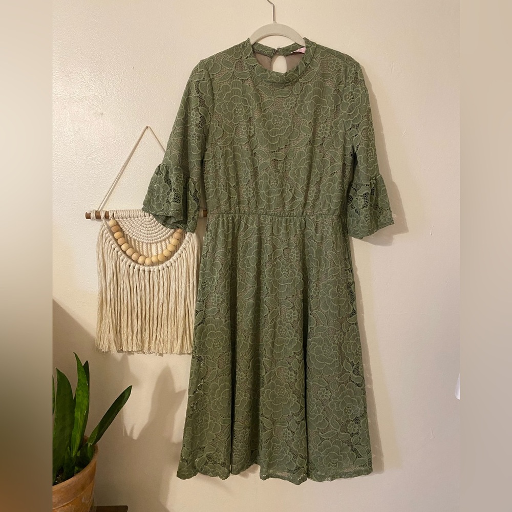 Neesee’s green lace dress